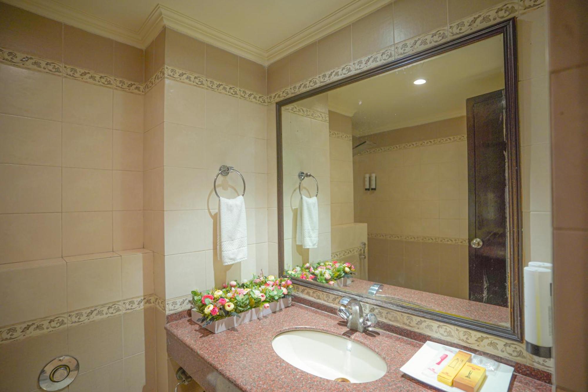 Hotel Swarn Towers Барелі Екстер'єр фото