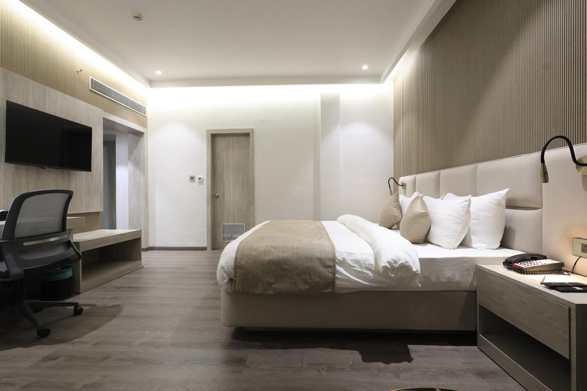 Hotel Swarn Towers Барелі Екстер'єр фото