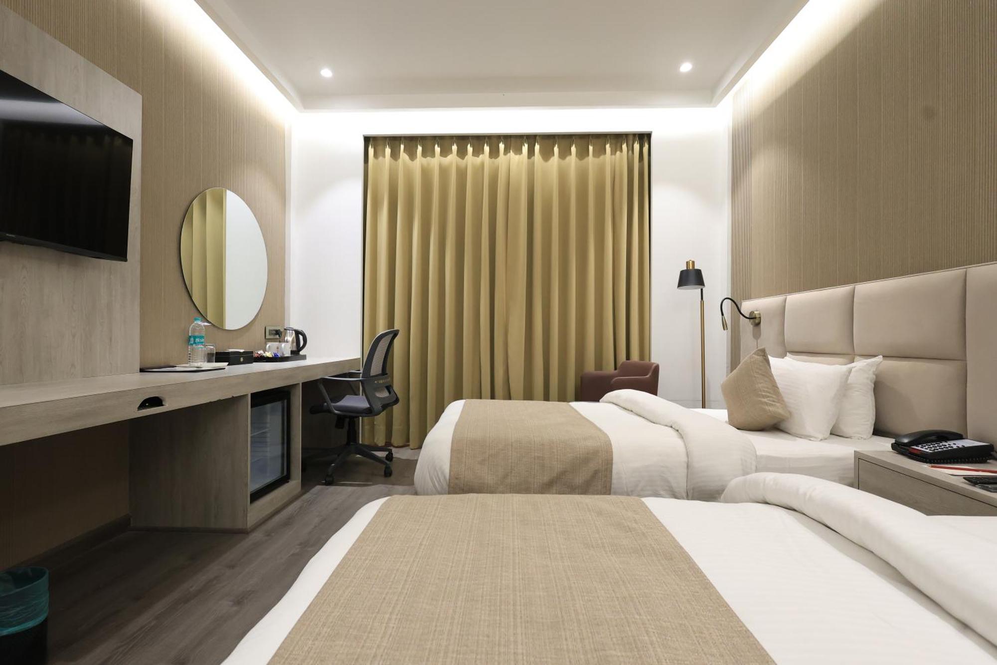 Hotel Swarn Towers Барелі Екстер'єр фото