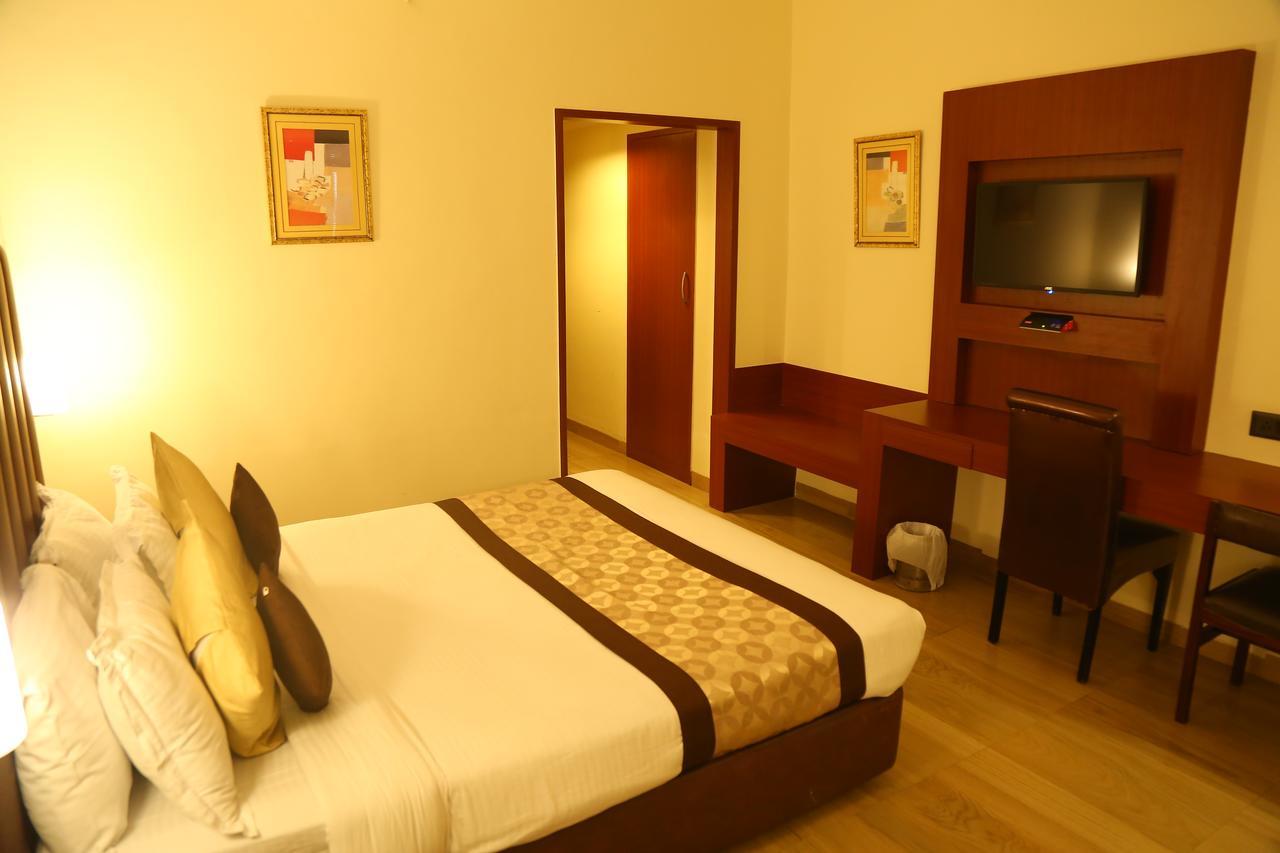 Hotel Swarn Towers Барелі Екстер'єр фото